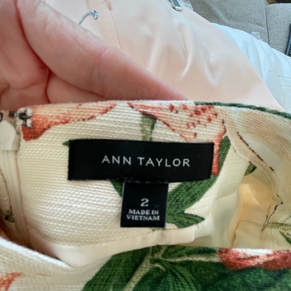 Ann Taylor lined fitted skirt with zipper closure. - Picture 3 of 4